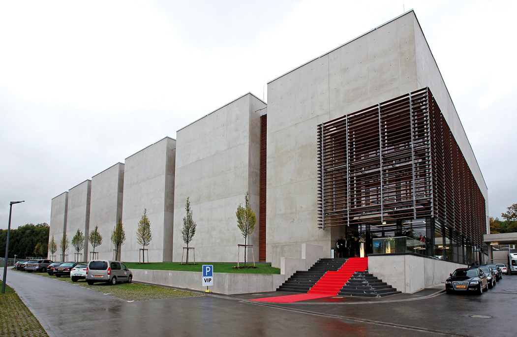 2 Datacenter des P&T à Betzdorf. Ici le volume en sous-sol équivaut celui montré ici hors sol. Un des 4 Datacenters certifiés TIER IV réalisé par JSE pour la Post en tant qu’ingénieur pilote. Concept pour un fonctionnement 24h/24h et 7j/7j. 2 Datacenter des P&T à Betzdorf. Ici le volume en sous-sol équivaut celui montré ici hors sol. Un des 4 Datacenters certifiés TIER IV réalisé par JSE pour la Post en tant qu’ingénieur pilote. Concept pour un fonctionnement 24h/24h et 7j/7j.