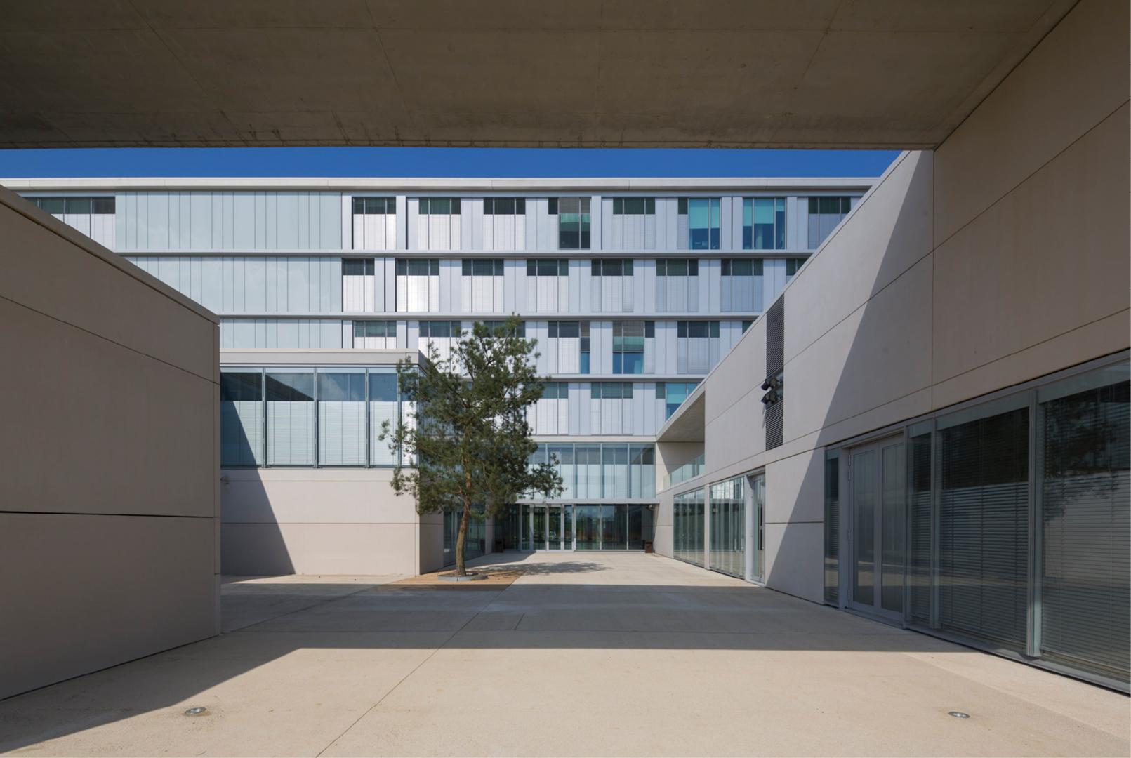 2 Construction du Laboratoire National de Santé, Dudelange Architecte de conception: Van Den Valentyn - Architektur Architecte d’exécution: Jean Petit Architectes S.A. 2 Construction du Laboratoire National de Santé, Dudelange Architecte de conception: Van Den Valentyn - Architektur Architecte d’exécution: Jean Petit Architectes S.A.