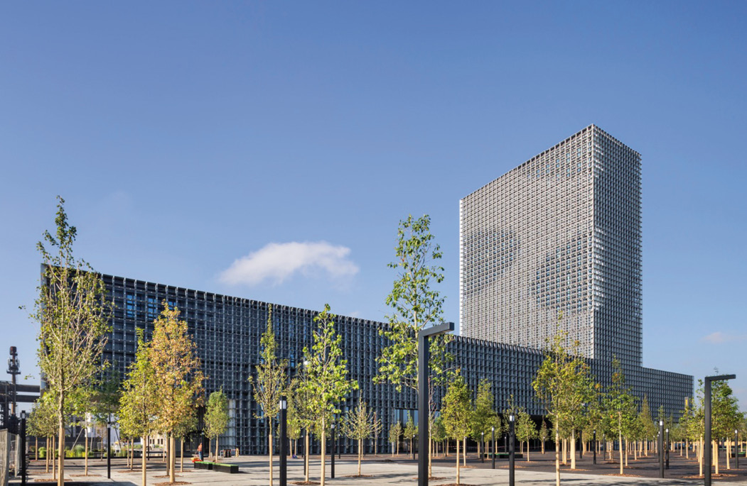 5 La Maison du Savoir à Esch-Belval, d’une surface totale de 43.000 m2 comporte entre autres 12 auditoires pour 2.070 étudiants. Les auditoires et certains autres locaux sont ventilés ou climatisés, mais on n’a que 119 clapets coupe-feu ce qui réduit les frais d’entretien et de maintenance. 5 La Maison du Savoir à Esch-Belval, d’une surface totale de 43.000 m2 comporte entre autres 12 auditoires pour 2.070 étudiants. Les auditoires et certains autres locaux sont ventilés ou climatisés, mais on n’a que 119 clapets coupe-feu ce qui réduit les frais d’entretien et de maintenance.