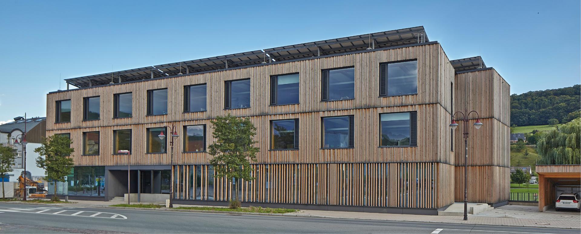 1 Bâtiment administratif pour l‘Administration de la nature et des forêts à Diekirch (premier bâtiment administratif à énergie positive au Luxembourg; en collaboration avec morph4) 1 Bâtiment administratif pour l‘Administration de la nature et des forêts à Diekirch (premier bâtiment administratif à énergie positive au Luxembourg; en collaboration avec morph4)