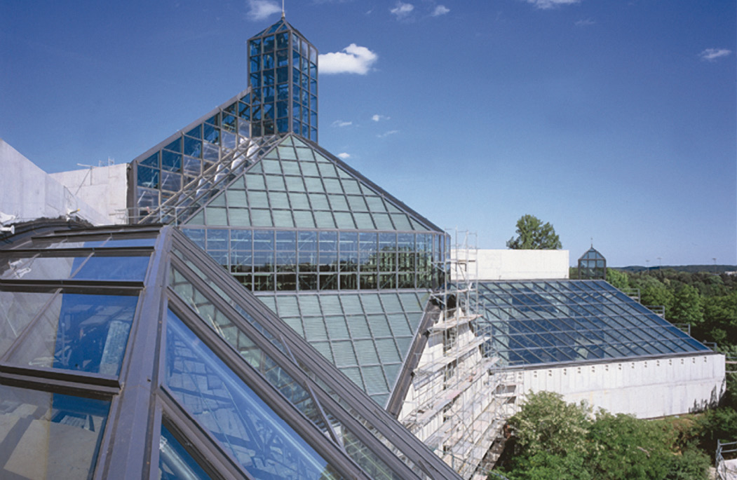 6 Le Mudam. Le bâtiment climatisé sur 6.400 m2 est raccordé à la centrale froid du Kirchberg avec 650 kW. Pour le refroidissement et la déshumidification on dispose donc de 101 W/m2. En 1995 ceci était également l’ordre de grandeur pour la climatisation d’un immeuble de bureau. La puissance frigorifique de ce bâtiment est donc relativement petite et ceci malgré les grandes verrières orientées plein sud. 6 Le Mudam. Le bâtiment climatisé sur 6.400 m2 est raccordé à la centrale froid du Kirchberg avec 650 kW. Pour le refroidissement et la déshumidification on dispose donc de 101 W/m2. En 1995 ceci était également l’ordre de grandeur pour la climatisation d’un immeuble de bureau. La puissance frigorifique de ce bâtiment est donc relativement petite et ceci malgré les grandes verrières orientées plein sud.