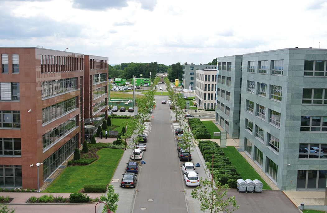 3 Le projet Business Center Findel, réalisé par la société SOMACO qui fut en 1981 le premier client ayant confié un projet à JSE. Ca 145.000 m2 hors-sol pour ce site. 3 Le projet Business Center Findel, réalisé par la société SOMACO qui fut en 1981 le premier client ayant confié un projet à JSE. Ca 145.000 m2 hors-sol pour ce site.