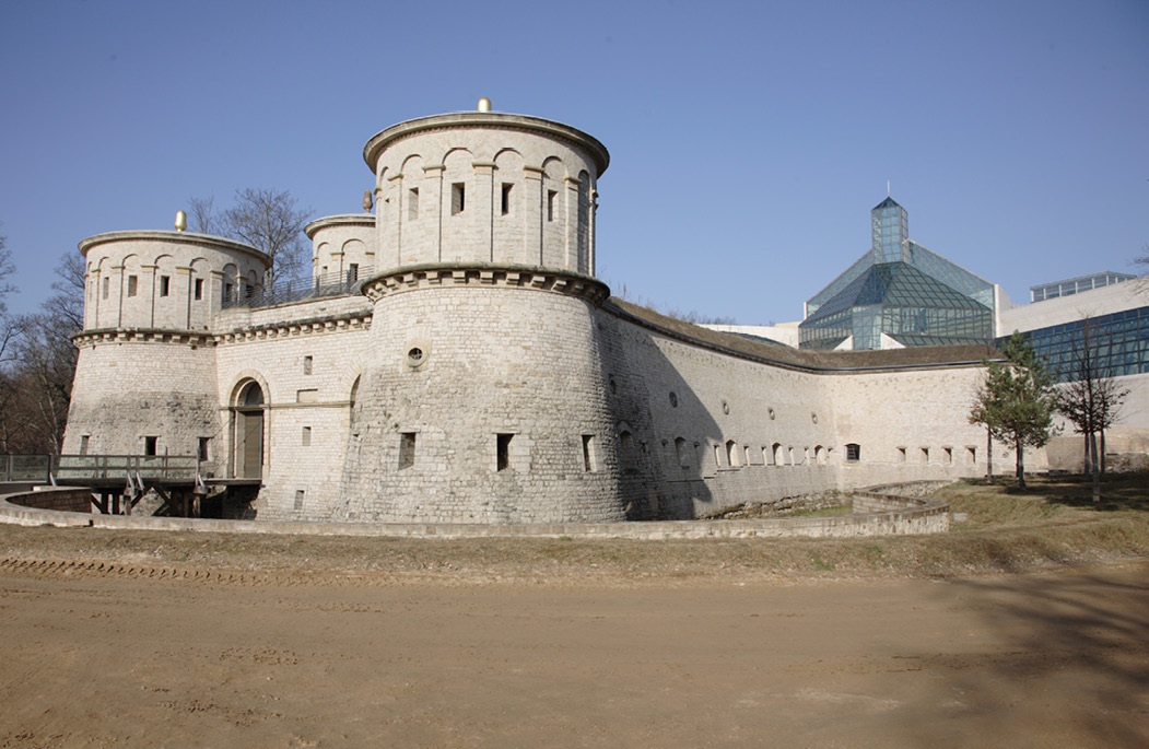 7 Le Musée Fort Thüngen. L’étude du type de construction de Vauban a permis de dégager des locaux techniques à l’intérieur des voûtes et donc de ne rien changer à l’aspect historique des locaux. 7 Le Musée Fort Thüngen. L’étude du type de construction de Vauban a permis de dégager des locaux techniques à l’intérieur des voûtes et donc de ne rien changer à l’aspect historique des locaux.