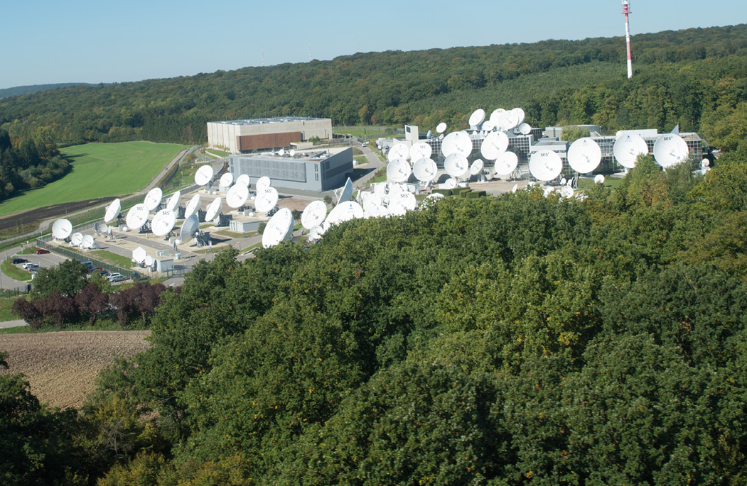 1 Société Européenne des Satellites à Betzdorf (SES) extension 2012. Un client pourlequel JSE travaille sans interruption depuis 1984. En 2016 JSE a fait la proposition d’installer une nouvelle production froid. Cette production se fait maintenant avec un COP pouvant atteigner la valeur de 10. 1 Société Européenne des Satellites à Betzdorf (SES) extension 2012. Un client pourlequel JSE travaille sans interruption depuis 1984. En 2016 JSE a fait la proposition d’installer une nouvelle production froid. Cette production se fait maintenant avec un COP pouvant atteigner la valeur de 10.
